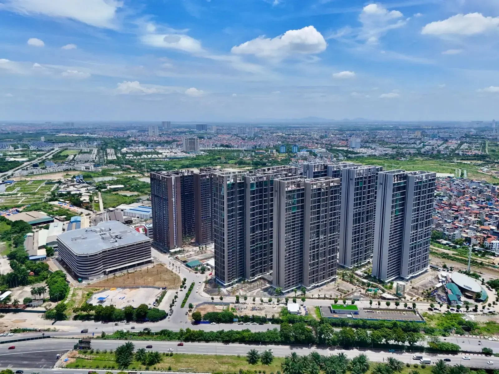 Tiến độ thực tế Lumi Hanoi tháng 07/2026 nhìn từ Đại lộ Thăng Long