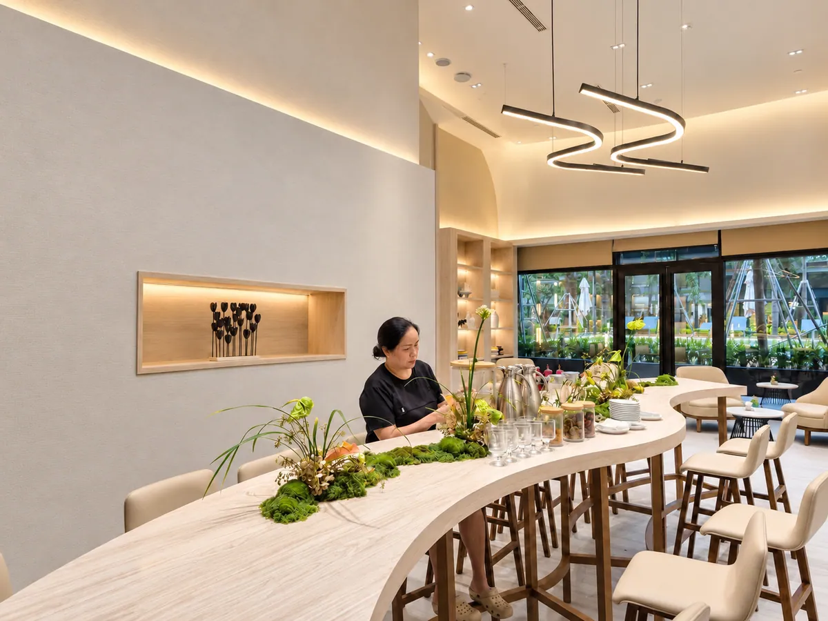 Khu bàn ăn sinh hoạt cộng đồng tại Lumi Hanoi
