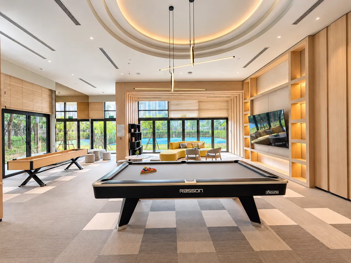 Phòng billiards nhìn về cửa sổ lớn và cảnh quan