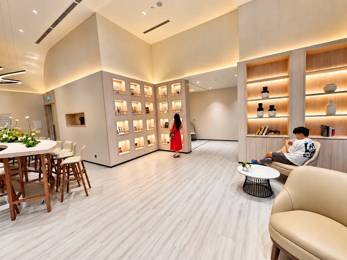 Không gian tiếp khách có kệ trưng bày và bàn ăn