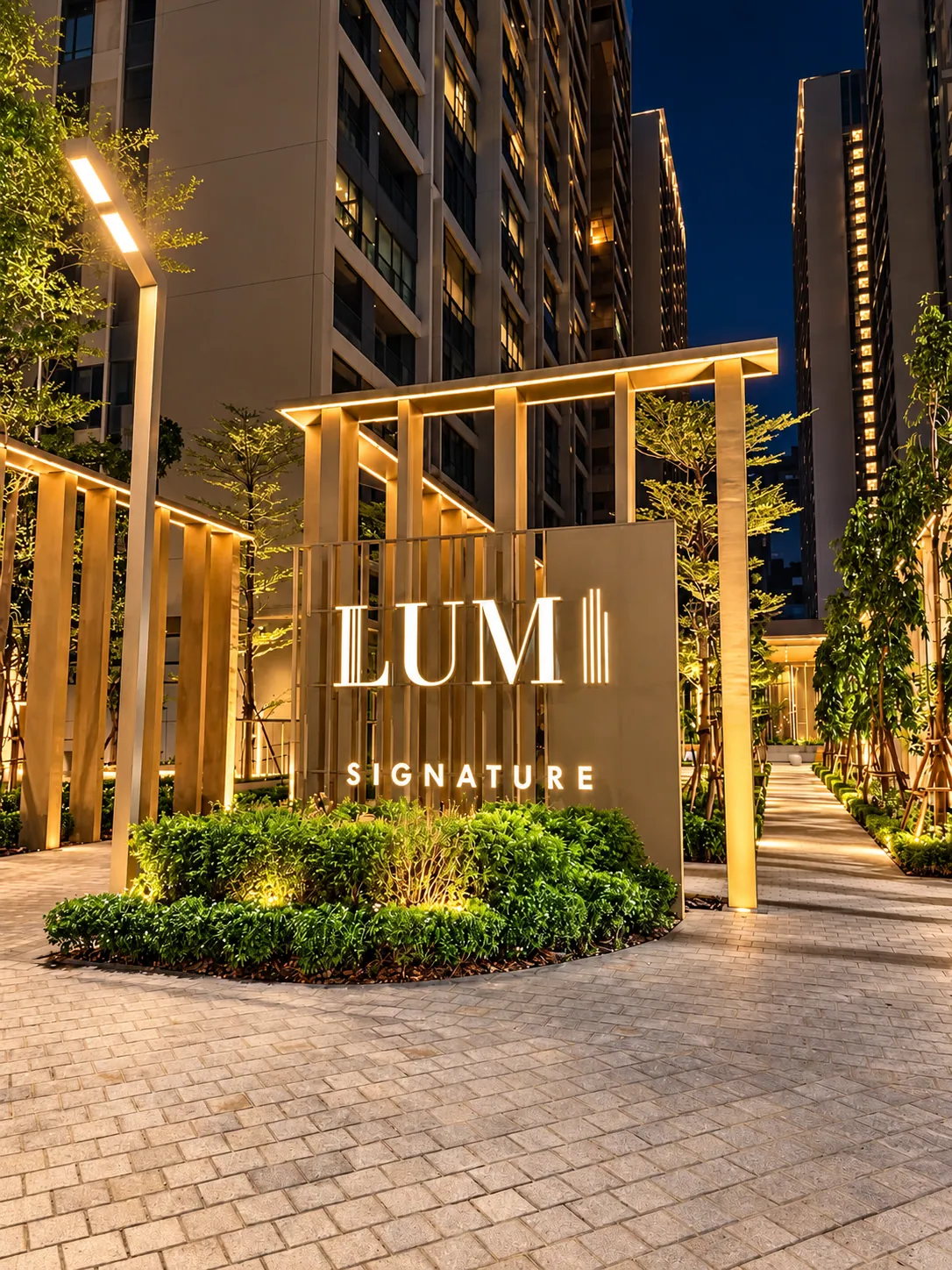 Biển tên Lumi Signature trong cảnh quan ban đêm